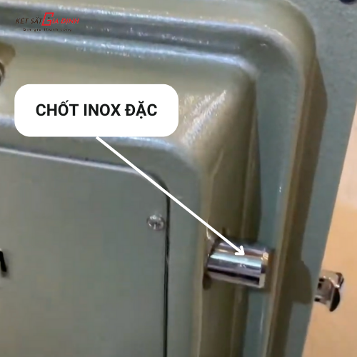 Chi tiết khoá đúc inox bố trí xung quanh 4 mặt cửa chống cạy hiệu quả.