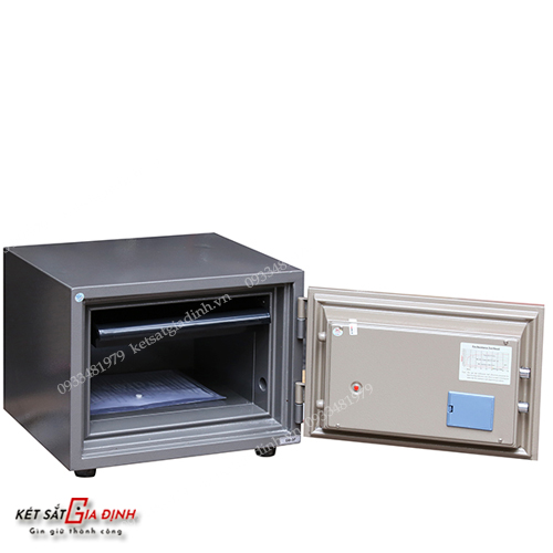 Lòng két GC37 rất rộng rãi với kích thước: cao 220 x ngang 360 x sâu 260mm - để vừa cả túi hồ sơ to nhất, bên trên có 1 khay nhựa cap cấp đựng vàng, nữ trang... 