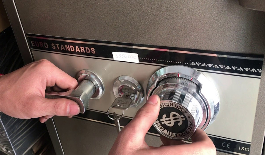 Cách mở két sắt không cần chìa khóa và mã số